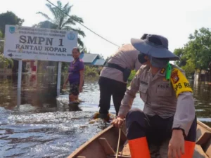 Cekricek.id - 21 TPS Terendam Banjir di Rokan Hilir, Kapolres Buka Tenda Pengungsian
