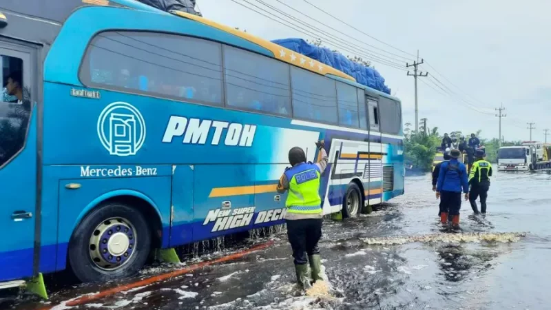Berita Pelalawan Hari ini, Cekricek, Berita Riau Hari Ini: Banjir Melanda Jalur Lintas Timur, Polisi Terapkan Sistem Buka Tutup