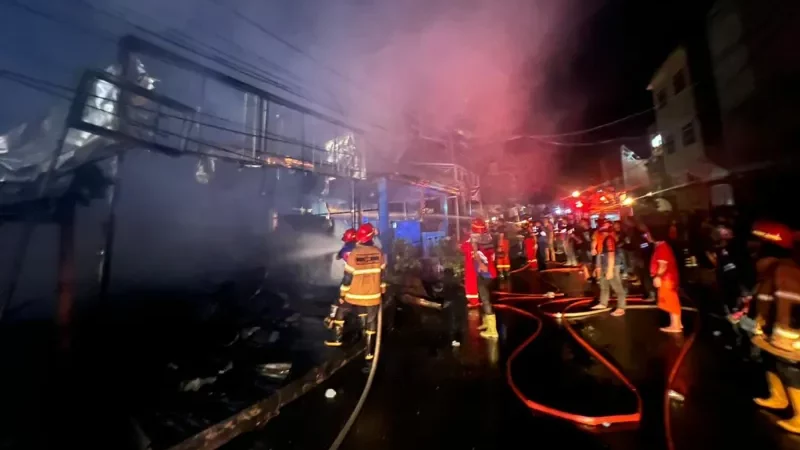 Cekricek, Berita Inhil Hari Ini dan Berita Riau Hari Ini: Kebakaran di Jalan Haji Said Tembilahan: 3 Rumah Hangus Dilalap Api, Satu Orang Luka Bakar Jumat (05/01/24) sekitar pukul 02.20 WIB