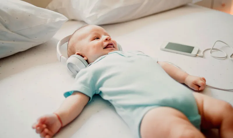 Cekricek.id - Alasan Bayi Baru Lahir Harus Didengarkan Lagu Anak-anak