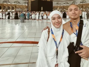Cekricek.id - BCL Pakai Bulu Mata Palsu Saat Umrah, Netizen Menghujat, Ini Kata UAS