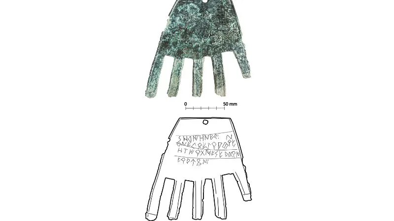 Bahasa Kuno yang Ditemukan di Jimat Berusia 2.100 Tahun Mungkin Adalah Bahasa Vasconic Purba