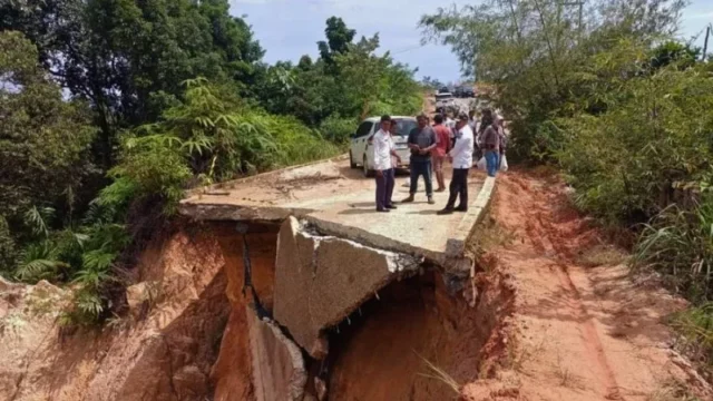 Berita Riau Hari Ini: Jembatan Bailey Dibangun untuk Atasi Jalan Putus di Rokan IV Koto akibat Longsor