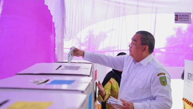 Berita Riau Hari Ini: Gubernur Riau Edy Nasution Nyoblos di di TPS 04 Pekanbaru
