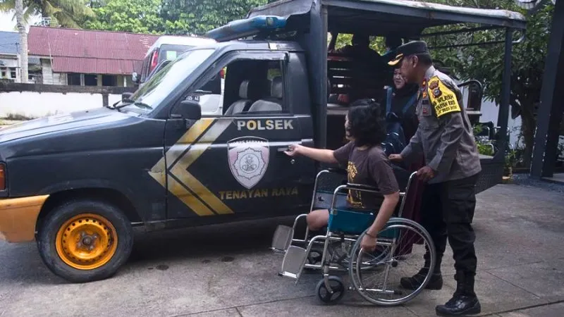 Berita Riau Hari Ini: Kapolsek Tenayan Raya Antar Disabilitas ke TPS, Wujudkan Pemilu 2024 yang Inklusif