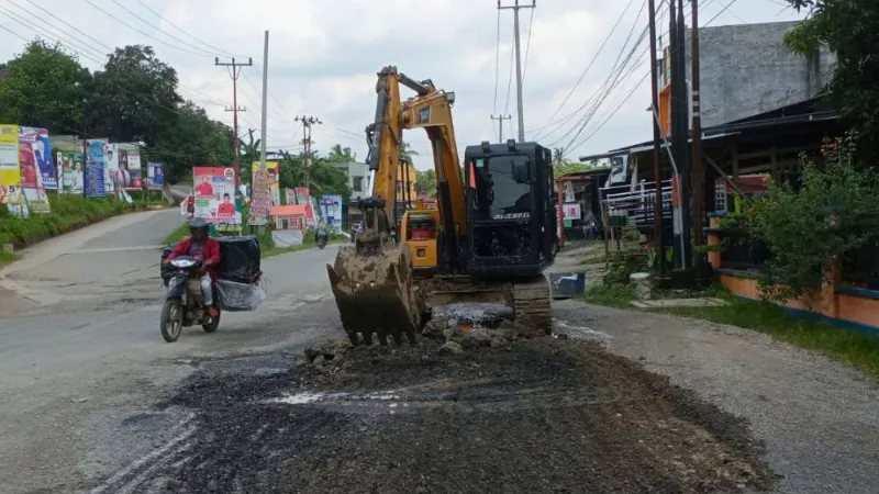 Berita Riau Hari Ini: Jalan Berlubang di Kuansing Diperbaiki, Ratusan Lubang Ditambal