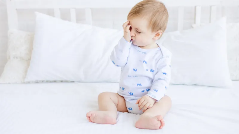 Mengapa Bayi Sering Mengucek Mata Saat Lelah? Ini Penjelasannya