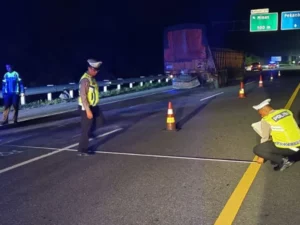 Berita Riau Hari Ini: Kecelakaan Maut di Tol Pekanbaru-Dumai: Mobil Hilux Hantam Truk Tronton, Ibu dan Dua Anak Tewas
