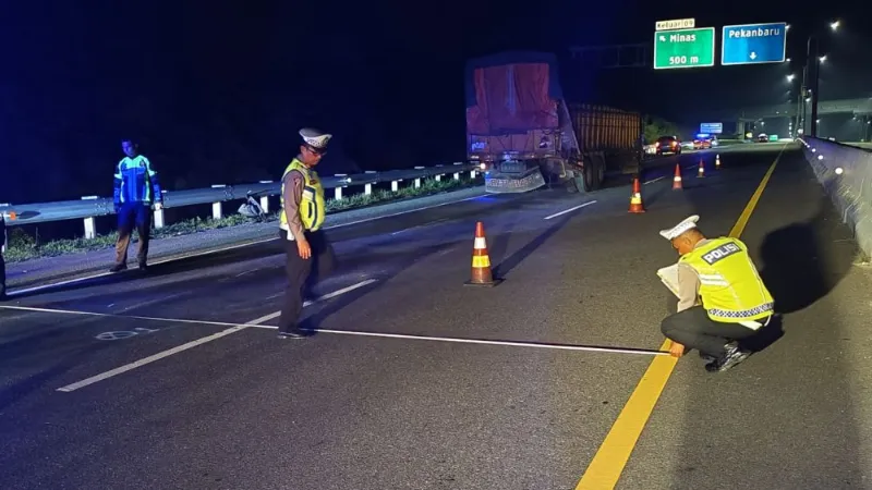 Berita Riau Hari Ini: Kecelakaan Maut di Tol Pekanbaru-Dumai: Mobil Hilux Hantam Truk Tronton, Ibu dan Dua Anak Tewas