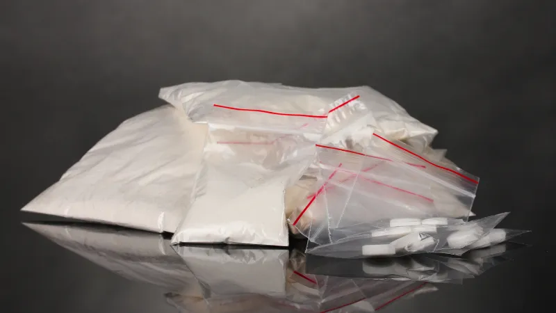 Berita Riau Hari Ini: Gagal Mengelabui Petugas, Penyelundup Sabu Modus Ekspedisi Helm Ditangkap di Bandara SSK II Pekanbaru