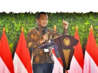 Menteri ESDM Bahlil Lahadalia memberikan keterangan pers terkait penangguhan gelar doktor dari Universitas Indonesia