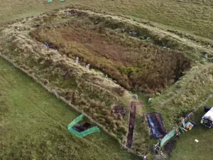 Situs Raja Arthur King Arthur's Hall di Bodmin Moor Cornwall menampilkan struktur persegi panjang dengan 56 batu tegak yang dibangun pada masa Neolitikum.