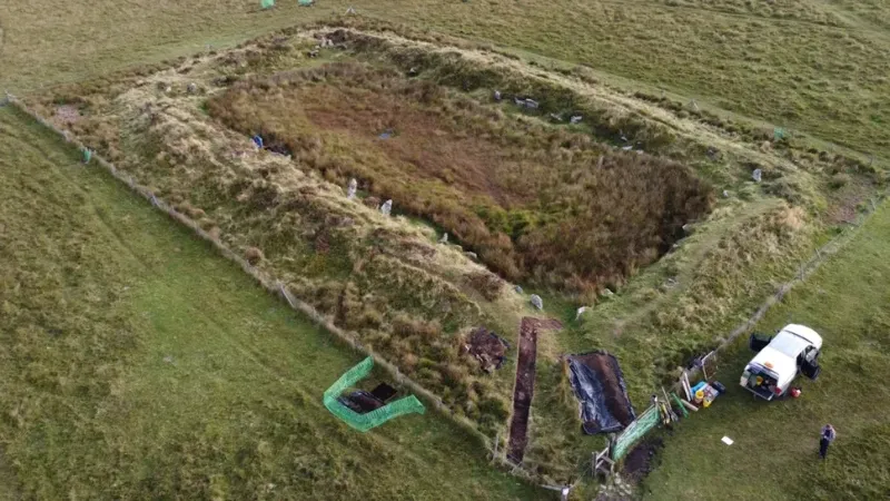 Situs Raja Arthur King Arthur's Hall di Bodmin Moor Cornwall menampilkan struktur persegi panjang dengan 56 batu tegak yang dibangun pada masa Neolitikum.