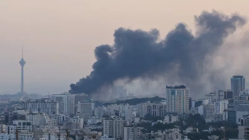 Gedung rusak di kampus Institut Sains Weizmann setelah serangan rudal Iran di Rehovot, Israel, 19 Juni 2025
