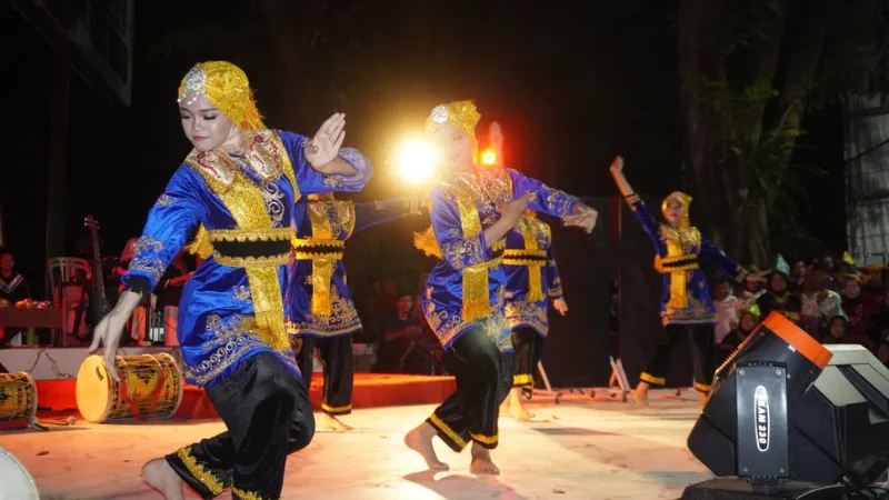 Pertunjukan seni budaya Minang dalam acara Nongkrong Kreatif di Pantai Padang yang digelar Pemerintah Kota Padang untuk lestarikan budaya lokal.