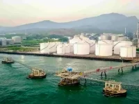 Fasilitas penyimpanan kimia dan gas serta dermaga milik Chandra Daya Investasi di kawasan industri