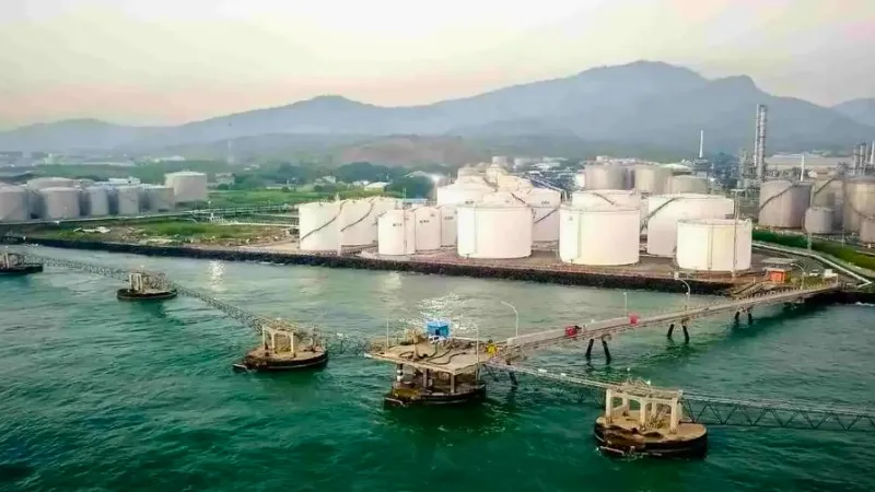 Fasilitas penyimpanan kimia dan gas serta dermaga milik Chandra Daya Investasi di kawasan industri