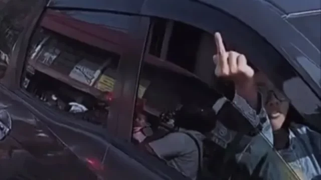 Pengendara Wanita Lawan Arah di Puncak Bogor Viral Setelah Acungkan Jari Tengah