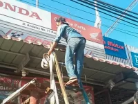 Petugas Satpol PP dan Dispenda Padang melakukan operasi penertiban pajak terhadap pengusaha di Kota Padang