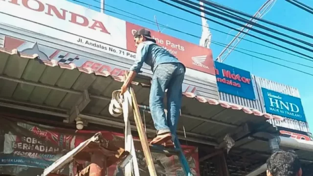 Petugas Satpol PP dan Dispenda Padang melakukan operasi penertiban pajak terhadap pengusaha di Kota Padang