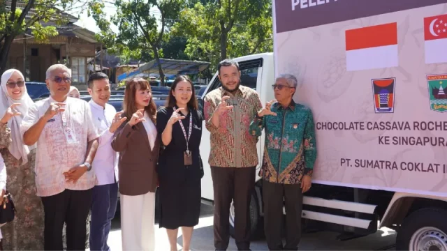 Proses ekspor cokelat lokal Padang ke Singapura oleh Lile Chocolate di Padang Selatan