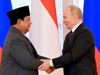 Presiden Prabowo Subianto dan Presiden Vladimir Putin berjabat tangan dalam pertemuan bilateral di Istana Konstantinovsky, St. Petersburg