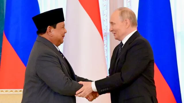 Presiden Prabowo Subianto dan Presiden Vladimir Putin berjabat tangan dalam pertemuan bilateral di Istana Konstantinovsky, St. Petersburg