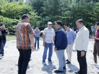 Wali Kota Pariaman Yota Balad meninjau lokasi pemasangan radar HF tsunami di Pantai Taman Anas Malik bersama tim BMKG Sumbar