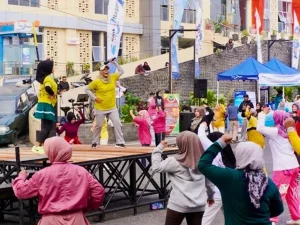 Warga Padang Panjang mengikuti kegiatan Car Free Day di area Pasar Pusat dengan antusias