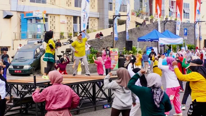 Warga Padang Panjang mengikuti kegiatan Car Free Day di area Pasar Pusat dengan antusias