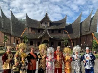 Direktur Keuangan Garuda Indonesia Terpukau Keindahan Istano Basa Pagaruyung