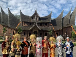 Direktur Keuangan Garuda Indonesia Terpukau Keindahan Istano Basa Pagaruyung