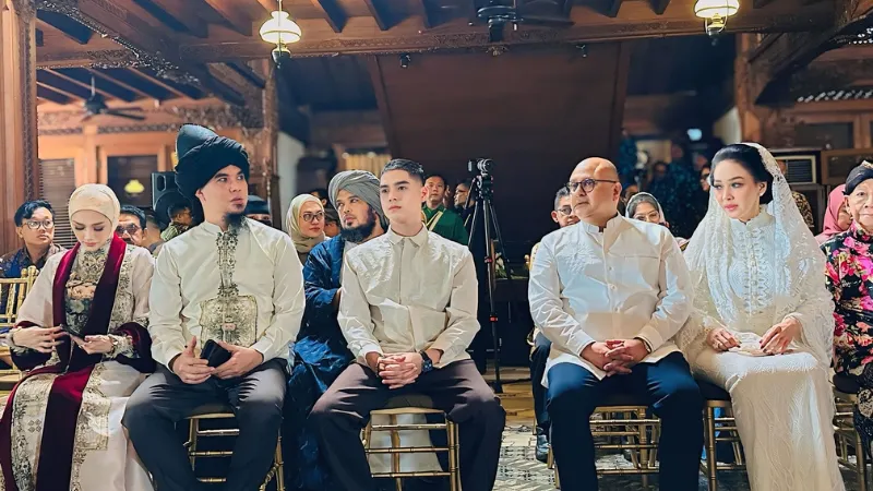 Kedewasaan Maia Estianty Saat Bertemu Mulan Jameela di Siraman Al Ghazali 2 Maia Estianty dan Mulan Jameela duduk berdampingan saat acara siraman Al Ghazali