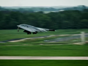 Bomber siluman B-2 Spirit lepas landas dari pangkalan udara Whiteman Missouri untuk operasi militer AS di Iran