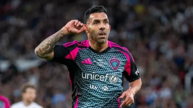 Carlos Tevez menunjukkan bekas luka di leher saat bermain untuk Manchester City, simbol perjuangan hidupnya dari masa kecil hingga menjadi bintang sepak bola dunia