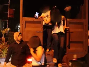 Petugas Satpol PP Padang melakukan patroli malam di kawasan rawan untuk menegakkan Peraturan Daerah