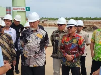 Gubernur Sumbar Mahyeldi Ansharullah meninjau fasilitas pengolahan CPO PT. Sari Dumai Oleo untuk mendorong investasi di Sumbar