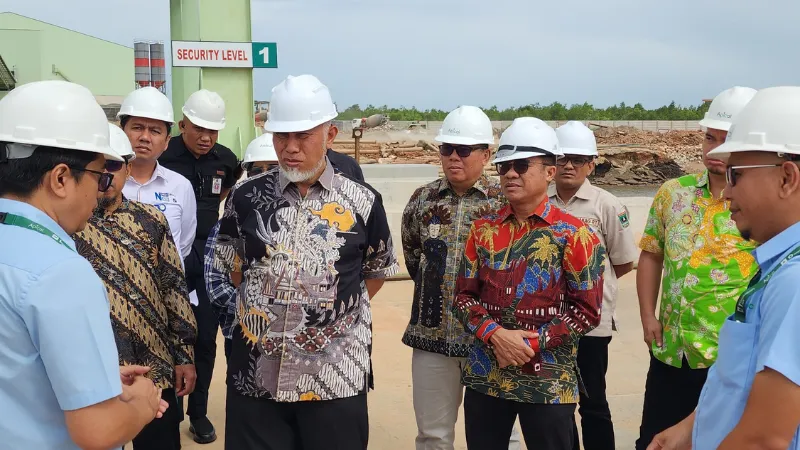 Gubernur Sumbar Mahyeldi Ansharullah meninjau fasilitas pengolahan CPO PT. Sari Dumai Oleo untuk mendorong investasi di Sumbar