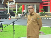 Sekretaris Daerah Provinsi Sumatera Barat Arry Yuswandi memimpin apel pagi perdana di halaman Kantor Gubernur Sumbar