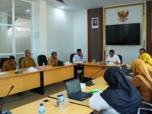 Suasana rapat koordinasi Program Makan Bergizi Gratis di Aula VIP Balai Kota Padang Panjang yang dipimpin Wakil Wali Kota Allex Saputra