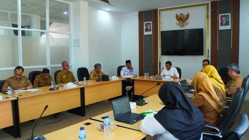 Suasana rapat koordinasi Program Makan Bergizi Gratis di Aula VIP Balai Kota Padang Panjang yang dipimpin Wakil Wali Kota Allex Saputra