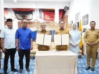 Penandatanganan kesepakatan kerjasama antara Bupati Tanah Datar Eka Putra dan Walikota Pekanbaru Agung Nugroho di Indo Jolito Batusangkar