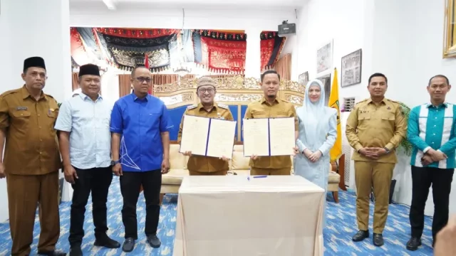 Penandatanganan kesepakatan kerjasama antara Bupati Tanah Datar Eka Putra dan Walikota Pekanbaru Agung Nugroho di Indo Jolito Batusangkar