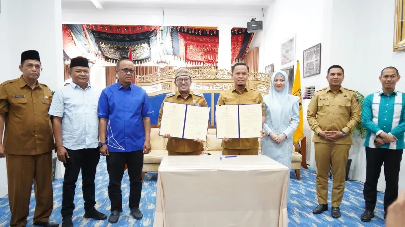Penandatanganan kesepakatan kerjasama antara Bupati Tanah Datar Eka Putra dan Walikota Pekanbaru Agung Nugroho di Indo Jolito Batusangkar