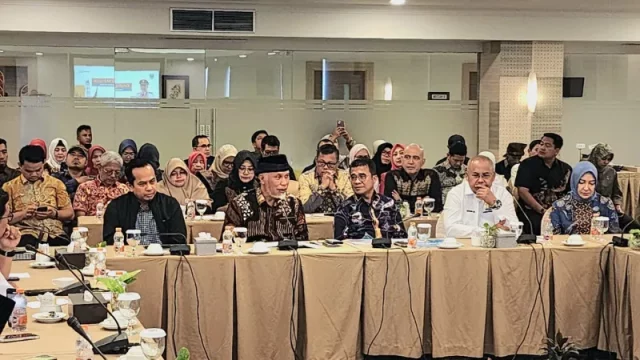 Gubernur Sumatera Barat Mahyeldi saat meluncurkan program Galeh Babelok di Hotel Pangeran Pekanbaru untuk promosi perdagangan pariwisata dan investasi