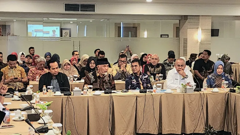 Gubernur Sumatera Barat Mahyeldi saat meluncurkan program Galeh Babelok di Hotel Pangeran Pekanbaru untuk promosi perdagangan pariwisata dan investasi