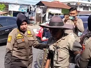 Petugas Satpol PP Padang melakukan operasi penertiban terhadap PPKS di persimpangan jalan raya Kota Padang