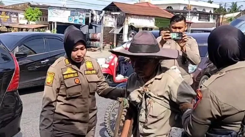 Petugas Satpol PP Padang melakukan operasi penertiban terhadap PPKS di persimpangan jalan raya Kota Padang