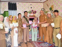 Penyerahan bantuan paket makanan tambahan untuk balita stunting di Kampung Jawa, Kota Solok