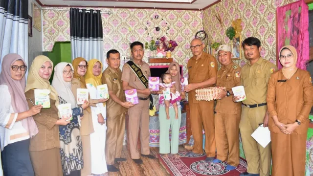 Penyerahan bantuan paket makanan tambahan untuk balita stunting di Kampung Jawa, Kota Solok